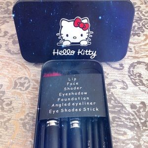7 Piece Hello Kitty Brush Set!
